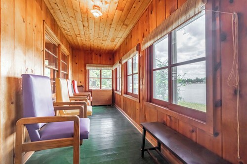 CHARMING COTTAGE ON ROCHE-A-CRI LAKE WITH PRIVATE PIER AND BEACH - PET FRIENDLY