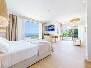 Superior Suite with Sea View | Lydisolert, strykejern/-brett, wi-fi (inkludert) og sengetøy
