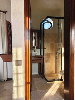 Deluxe Apart Duplex , Pool Common Use  | ห้องน้ำ | ฝักบัว, ไดร์เป่าผม, ผ้าเช็ดตัว, สบู่