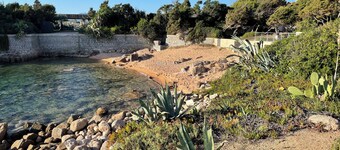 Villa with seafront garden, rare location