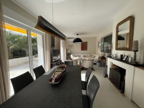 Smart TV, fireplace, video library, printers
