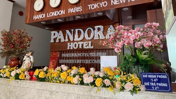Un mostrador de recepción con relojes que muestran la hora de Hanoi, Londres, París, Tokio y Nueva York.