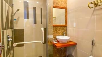 Ducha, artículos de tocador gratuitos, secador de pelo, toallas