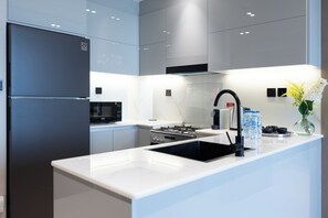 شقة ديلوكس - غرفتا نوم - لغير المدخنين - منظر للمدينة | مطبخ خاص | ثلاجة، ميكروويف، فرن، موقد طهي مسطح