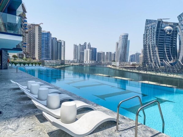 Outdoor pool, lifeguards on site