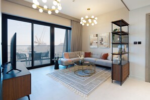 Apartemen Deluks, 2 kamar tidur, Bebas Asap Rokok, pemandangan kota | Area keluarga | Smart TV 50-cm dengan saluran TV digital