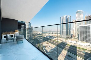 Apartemen Deluks, 2 kamar tidur, Bebas Asap Rokok, pemandangan kota | Teras/patio