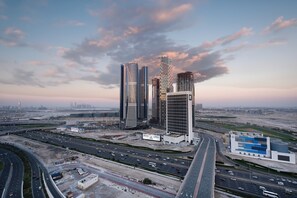 Exterior - Spacious 2BR Canal View - Heart of B Bay (Dubai)