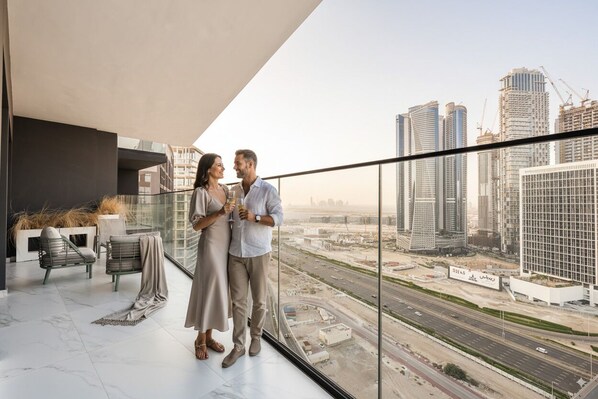 شقة ديلوكس - غرفتا نوم - لغير المدخنين - منظر للمدينة | 2 عدّة غرف نوم وأغطية فراش متميزة وألحفة محشوة بالريش