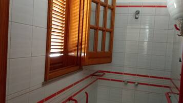 Combined shower/tub, free toiletries, bidet, towels