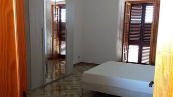 1 chambre, matelas mémoire de forme, draps fournis