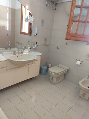Combined shower/tub, free toiletries, bidet, towels - Salento Relax (Neviano)
