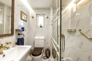 Bruser, hårtørrer, håndklæder, Sæbe