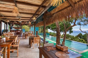 Outdoor dining - Open-layout Villa with Balcony and Seaviews (El Nido)