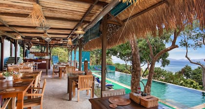 Open-layout Villa with Balcony and Seaviews