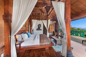 1 makuuhuone, tallelokero huoneessa, työpöytä, silitysrauta/-lauta