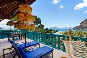 Outdoor dining - Open-layout Villa with Balcony and Seaviews (El Nido)