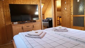 1 chambre, fer et planche à repasser, lit de bébé portatif