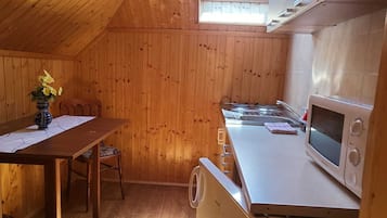 Jääkaappi, mikroaaltouuni, liesi, kahvin-/teenkeitin