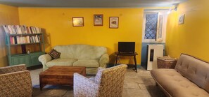 Smart TV - Noble palace sky view in the mountains, near the historic center of Erice (Erice)