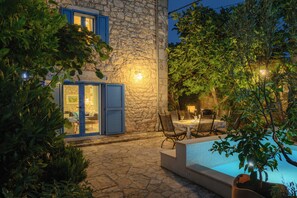 Outdoor dining - Villa Annette with pool and sauna, surrounded by greenery, near Porec. (Porec)