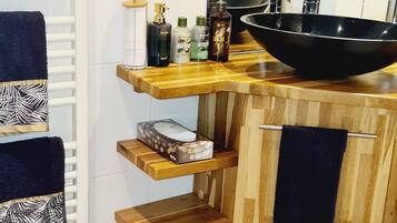 Sèche-cheveux, serviettes fournies, savon, shampoing