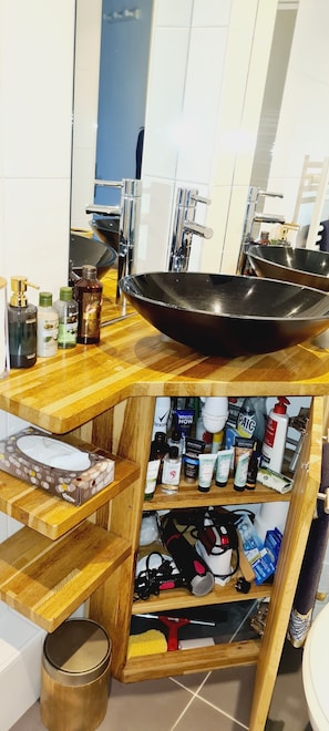 Sèche-cheveux, serviettes fournies, savon, shampoing