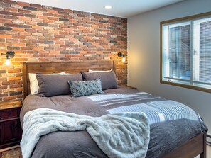 1 chambre, bureau, fer et planche à repasser, lit parapluie