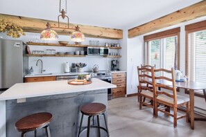 Wasserkocher mit Kaffee-/Teezubehör, Kühlschrank, Mikrowelle, Ofen