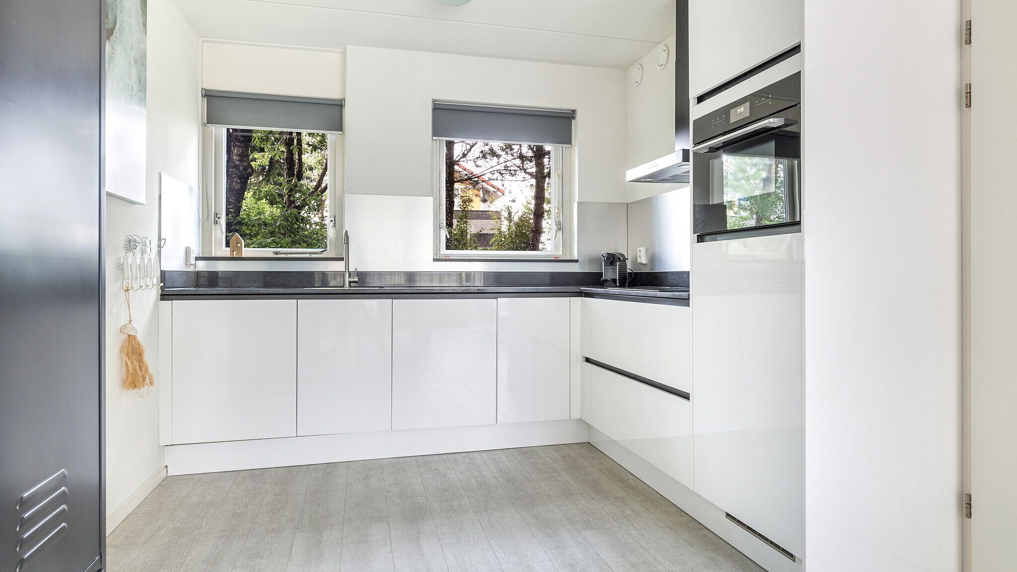 Réfrigérateur, plaque de cuisson, lave-vaisselle, cafetière/bouilloire