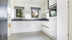 Réfrigérateur, plaque de cuisson, lave-vaisselle, cafetière/bouilloire