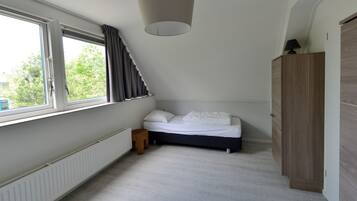 2 Schlafzimmer, Bügeleisen/Bügelbrett