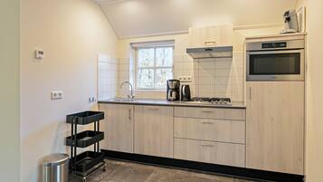 Een koelkast, een kookplaat, een vaatwasser