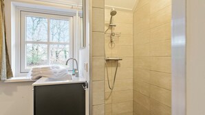 A bathroom with a window, a shower, and a sink. - Ground-floor bungalow for 4 people (Herpen)