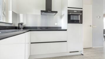 Een koelkast, een kookplaat, een vaatwasser