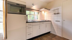 Réfrigérateur, plaque de cuisson, cafetière/bouilloire