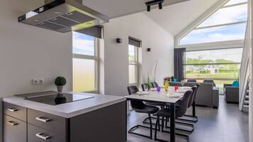 Een koelkast, een kookplaat, een koffiezetapparaat/waterkoker