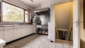 Fridge, oven, stovetop, coffee/tea maker