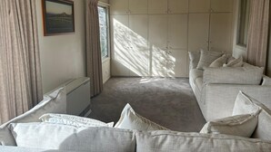 Una habitación con un armario grande, un sofá y un radiador.