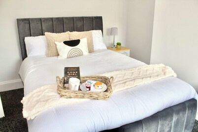 Spacious 2-Bed Flat | Near St Helens Centre + WiFi