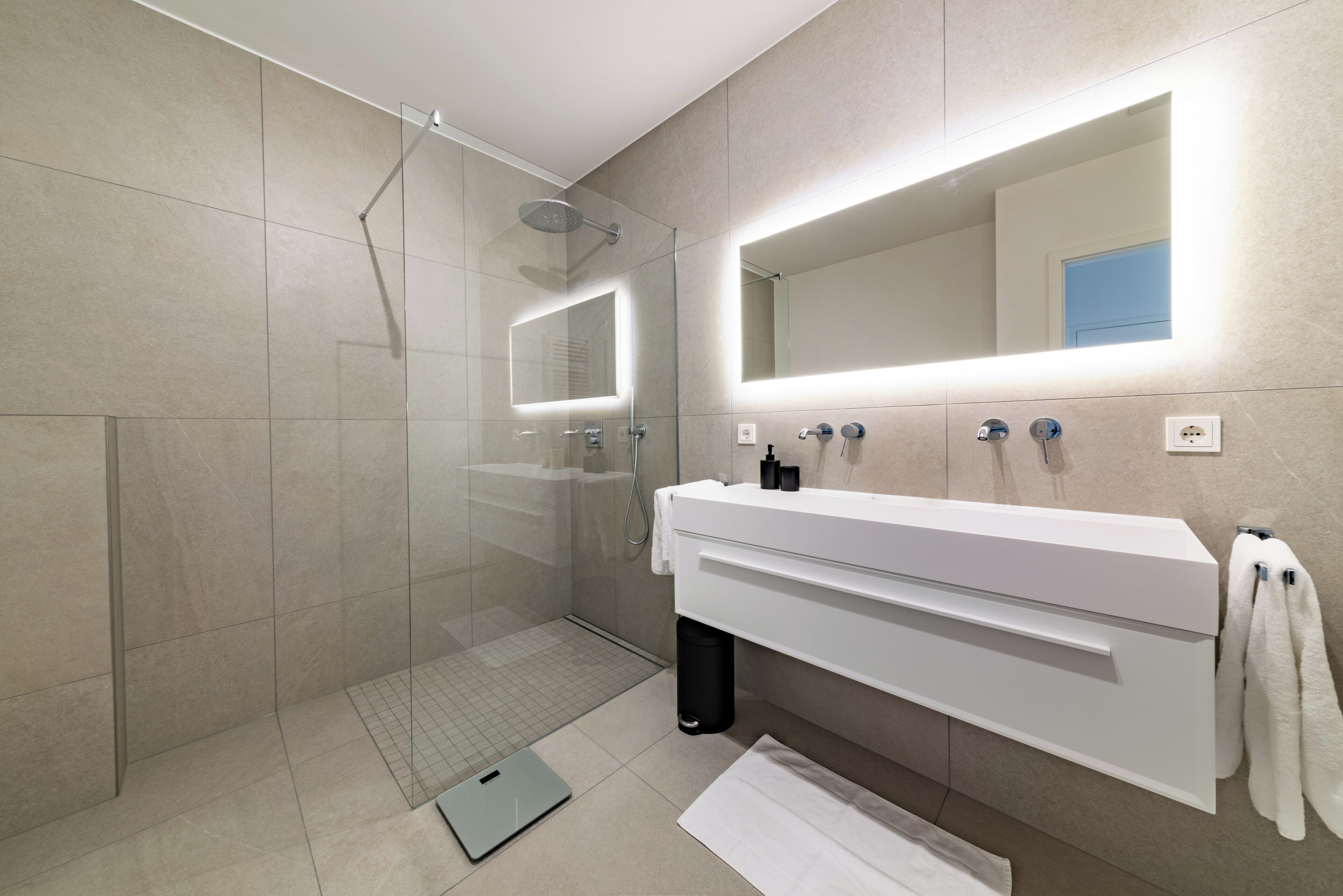 Apartemen Comfort | Kamar mandi | Shower, perlengkapan mandi gratis, pengering rambut, dan handuk
