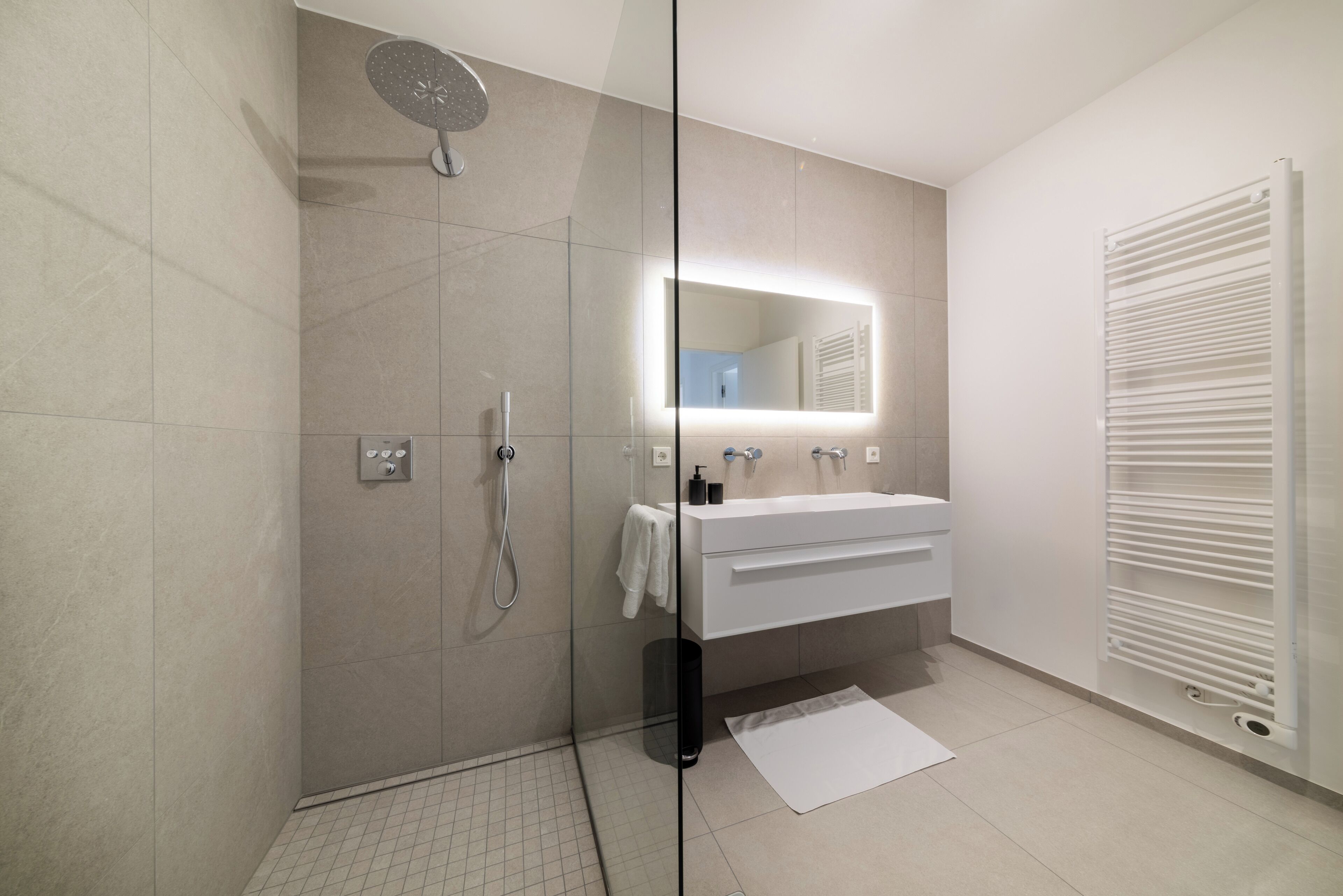 Comfort-huoneisto | Kylpyhuone | Suihku, ilmaiset hygieniatuotteet, hiustenkuivaaja, pyyhkeet