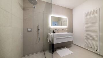 Comfort Apartment | Bathroom | Shower, free toiletries, hair dryer, towels