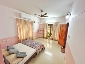 4 habitaciones, caja de seguridad en la habitación y escritorio 