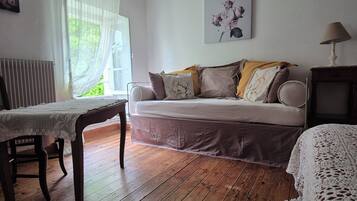 3 bedrooms, desk, iron/ironing board, travel crib