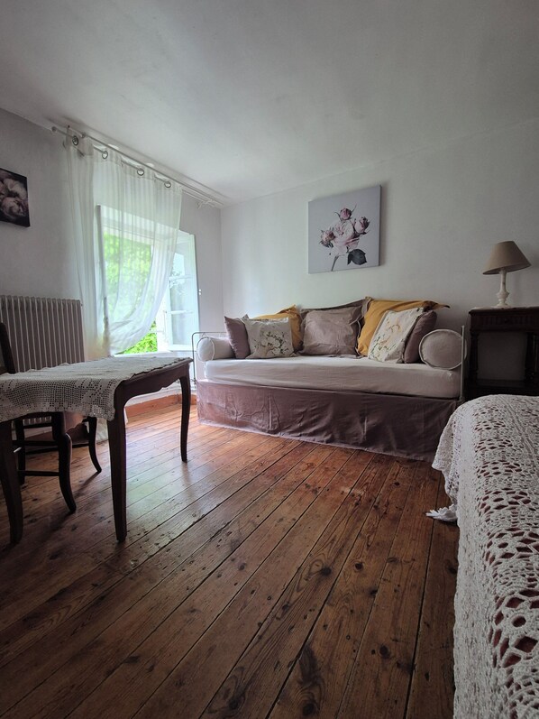 3 bedrooms, desk, iron/ironing board, travel crib