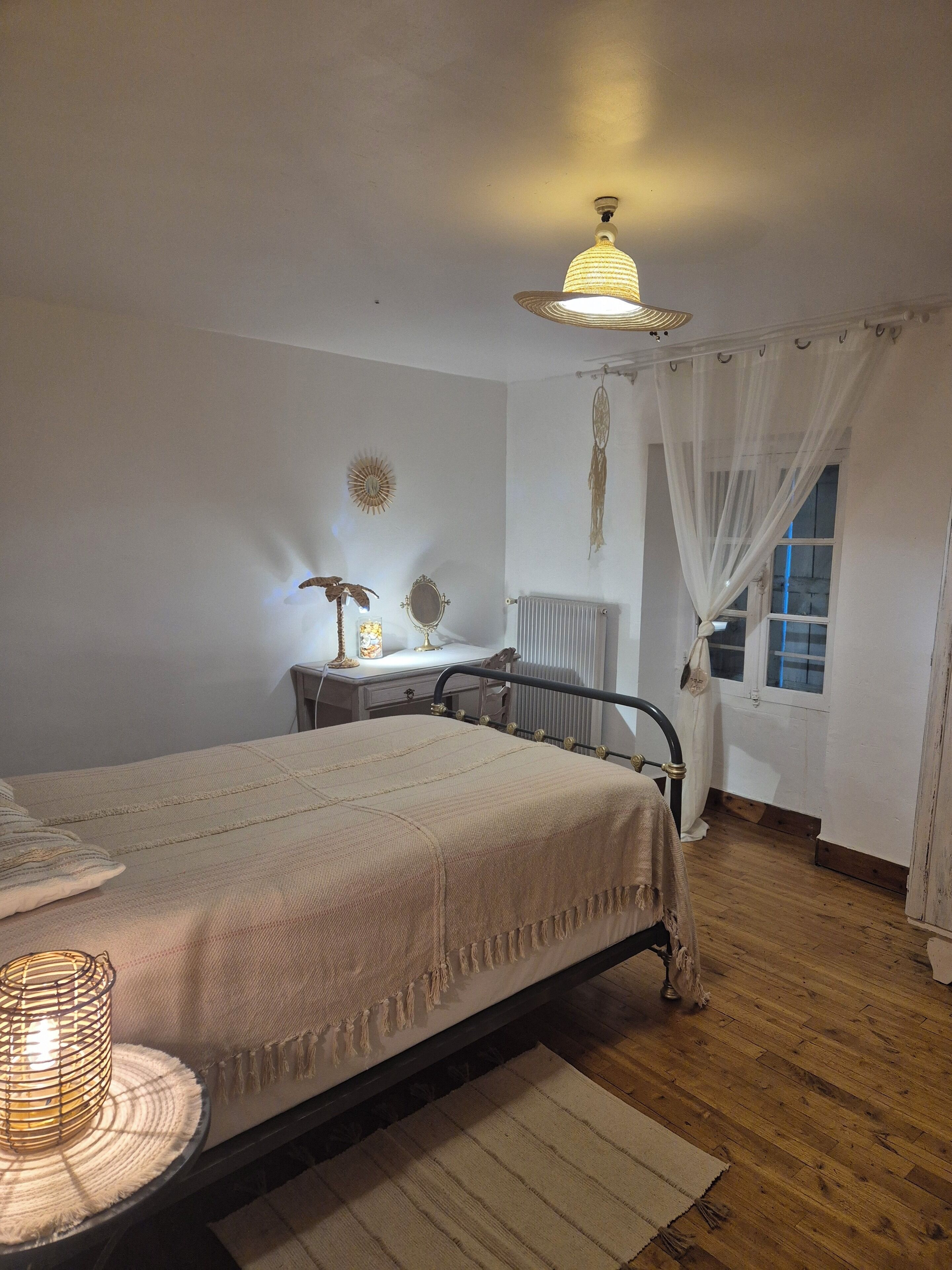 3 chambres, bureau, fer et planche à repasser, lit parapluie