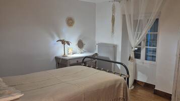 3 dormitoris, escriptori i planxa i posts de planxar