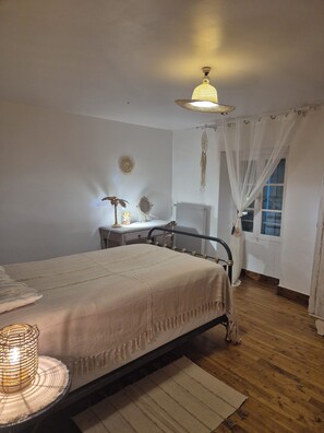 3 chambres, bureau, fer et planche à repasser, lit parapluie