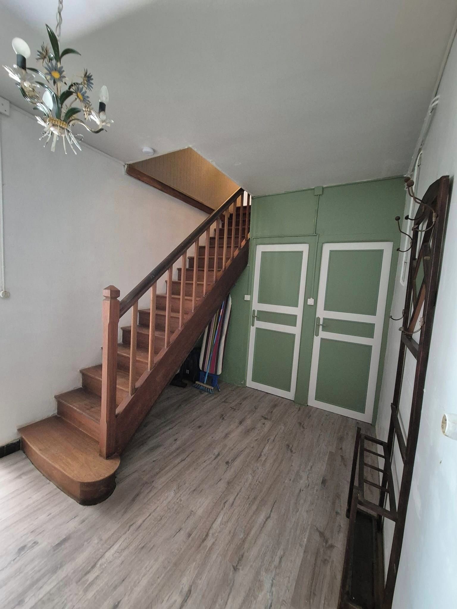 Un escalier avec des rampes en bois menant à un palier.